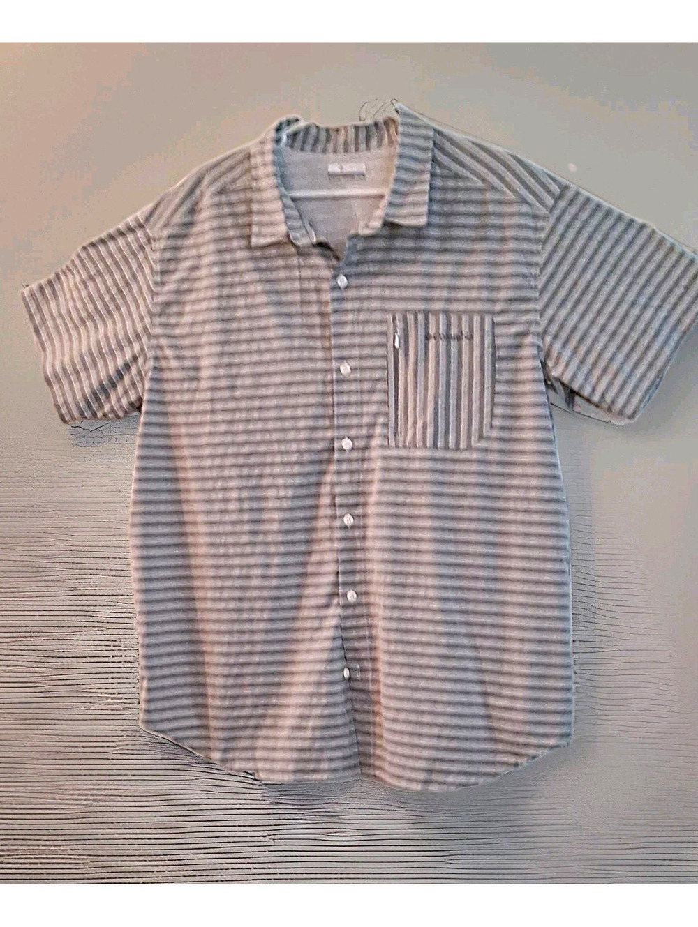 Columbia Men's XL Gray/White Striped Short Sleeve Button-Front Shirt Pockets